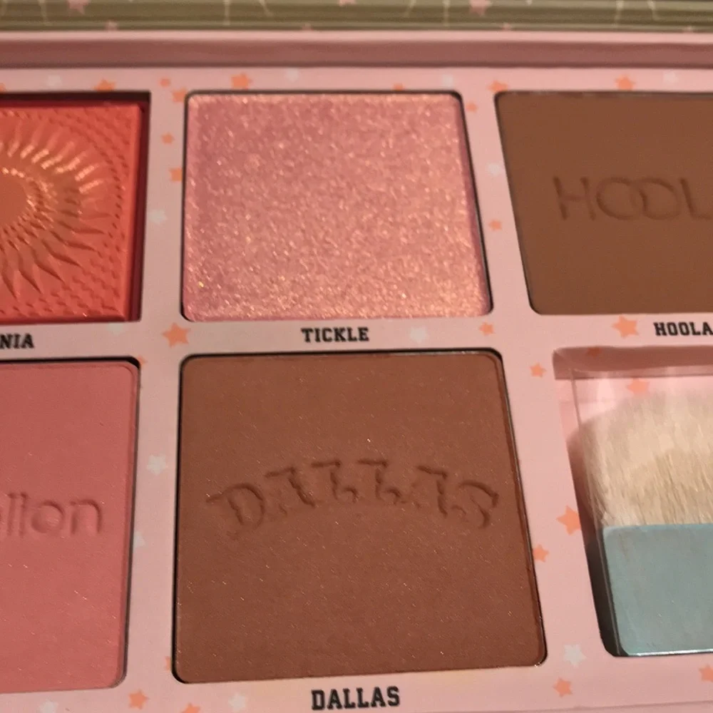 Benefit- Cheekleaders pink squad blush,bronze and highlight palette NEW - Picture 7 of 12